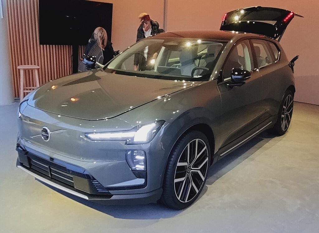 Volvo EX60 launch issues